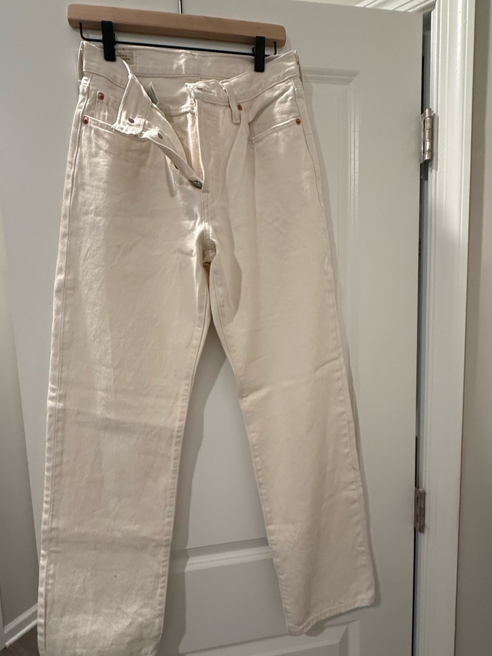 Women’s Levi’s 501 straight leg white jeans